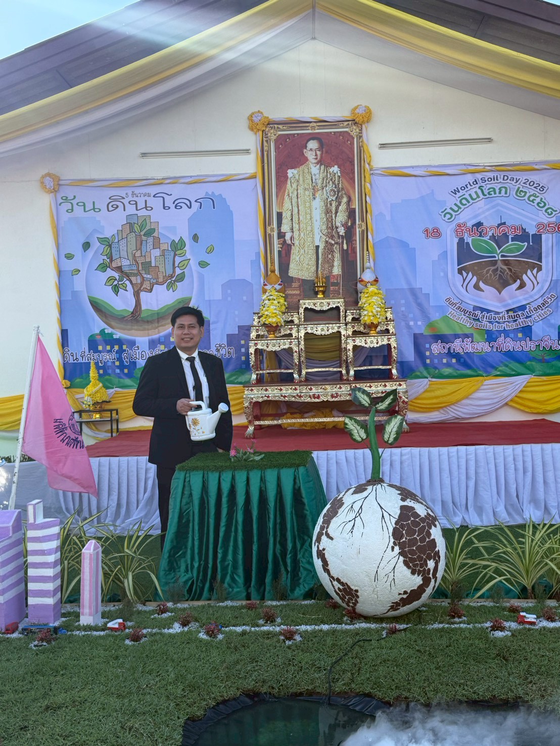 title - วันพฤหัสบดีที่ 18 ธันวาคม 2568 เวลา 08.30 น. นายวิทูล ประดิษฐบุญ ปฏิรูปที่ดินจังหวัดปราจีนบุรี เข้าร่วมงาน “วันดินโลก” ประจำปี 2568